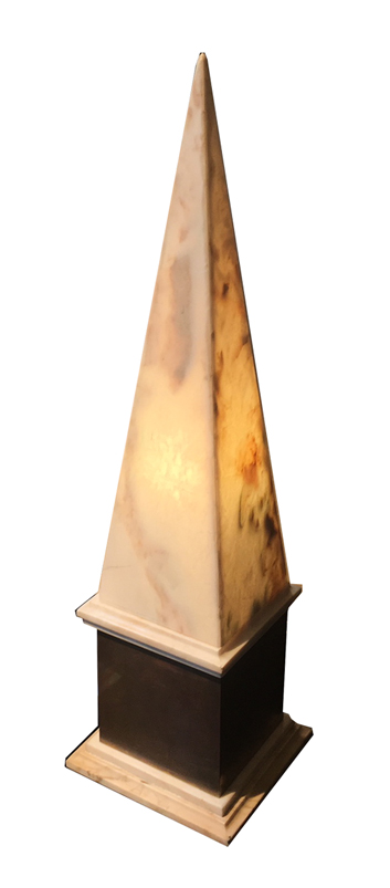 Sculture Design Obelisco alabastro del XX Secolo Anni 70Pezzo di storia autentico - Robertaebasta® Art Gallery opere d’arte esclusive.